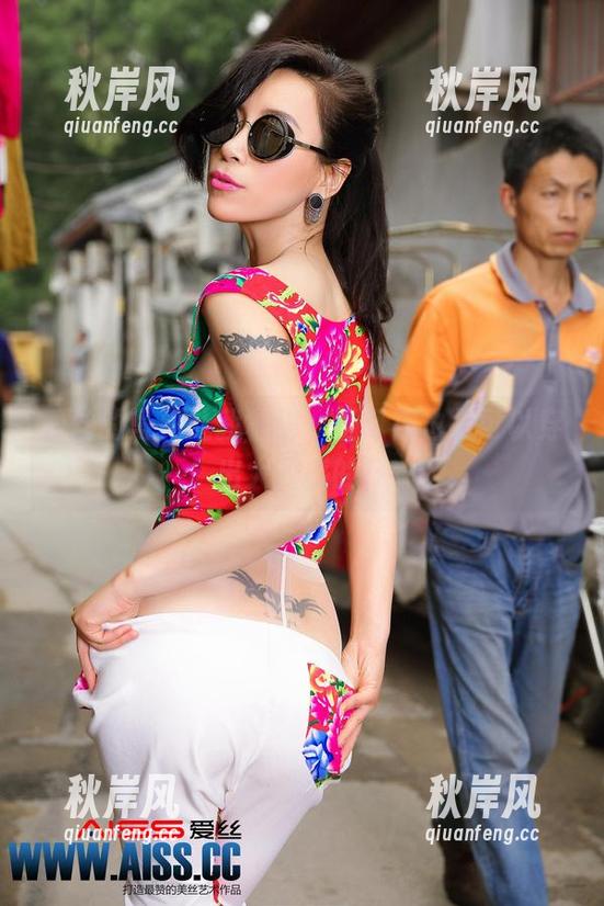 爱丝的写真让我相信，圣诞袜也是可以穿出大片感的！