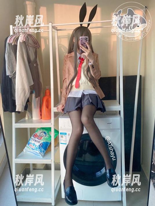 下载AT鲨的JK黑丝写真集，眼福满满，真没想到。