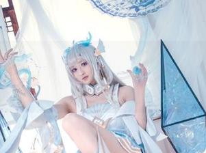 泳池边的Luisa_零纱精选，随意之间就让人浮想联翩…