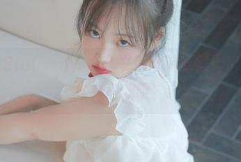 写真中Sia(시아)却把秘书形象演绎得滑稽可爱，她在干嘛呢？