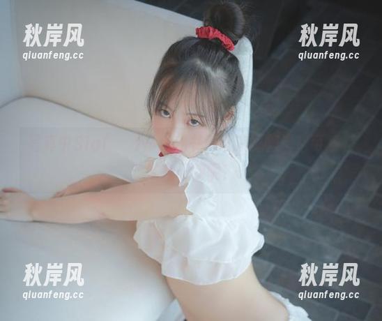 写真中Sia(시아)却把秘书形象演绎得滑稽可爱，她在干嘛呢？