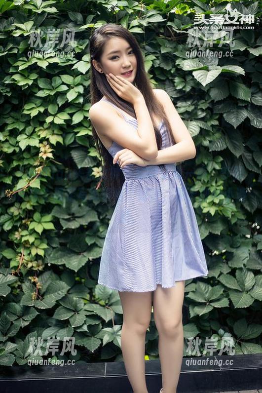TouTiao头条女神 - 稍微认真一点，李丽莎这个裸足写真得给个好评，属于那种小清新。