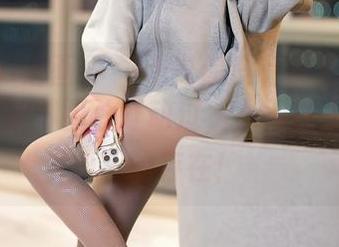 XIAOYU语画界 - 别说你没有被乔漫妮mina全套美脚图片打动过，一双让人“恨腿”的存在！