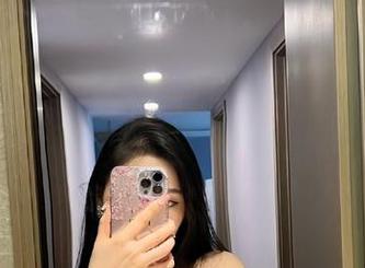 微密圈 - 不爱笑的赛琳的白裙裙摆摇曳，我眼神里已经泛起了40种想要下载的冲动。