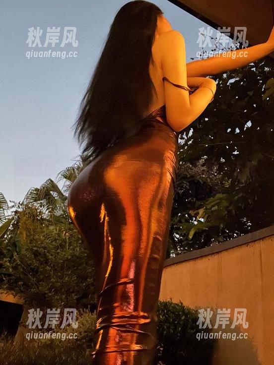 微密圈 - 直击不爱笑的赛琳的原图，天花板高到我仰望，一点都不怕头晕。