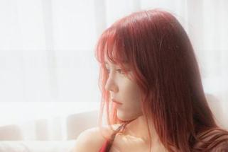 今汐的图集,女仆装里透着几分挑衅,那双眼睛在说,“我知道你在看我”。