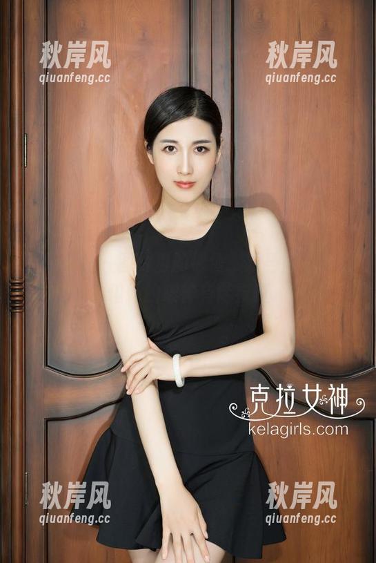 克拉女神 - 图片里的倩倩，双马尾是对的，但她的眼神有话要说。