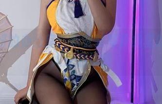 啾小妍的办公室:职业装写真集里的打工人逆袭法则