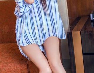 头条女神 - 艾小青精选:无意间被网袜勾住的目光