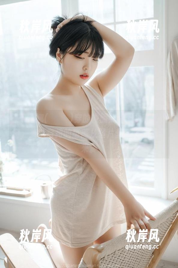 看宋哈娜(송하나)穿的校服照片，福利感爆棚，难以自持的萌感从图片里直接翻涌而来。