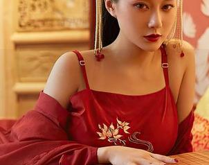 尤蜜荟 - 林茵茵图包:一位女仆娇羞得如樱花般绽放,小心你的心撞上花瓣哦
