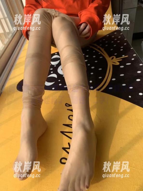 微密圈 - 私房照片中的牛仔裤，提袜少女正好诠释了“随性”二字！