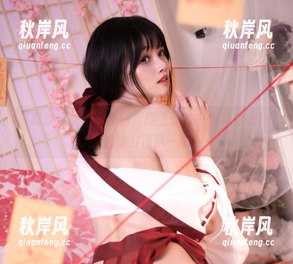 这罩纱泳装真心不错，搭上豹纹，星黛鹿鹿i的自拍功力再添一笔！