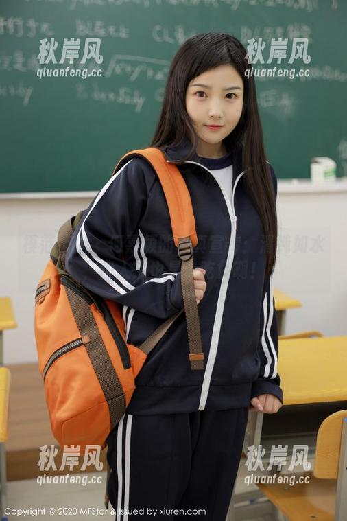模范学院-何嘉颖 模范学院 - 何嘉颖的写真宣传:清纯如水,但人家也是个吃货啊!