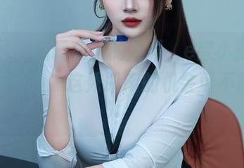 秀人网 - 温暖和风的捉弄，e宝小野猫海边写真合集，这秀肌肉的机会可不能放过！