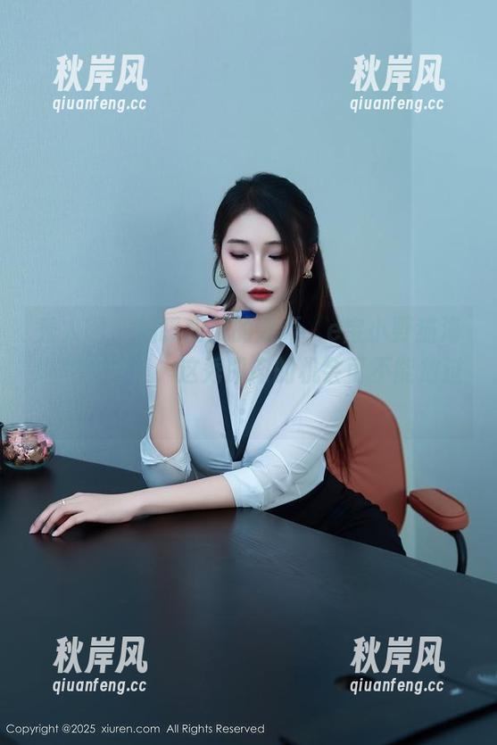 秀人网-e宝小野猫 秀人网 - 温暖和风的捉弄,e宝小野猫海边写真合集,这秀肌肉的机会可不能放过!