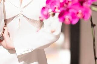 秀人网 - 这个婚纱图包是楚恬Olivia亲手挑选的，顺便黑了个眼啊？