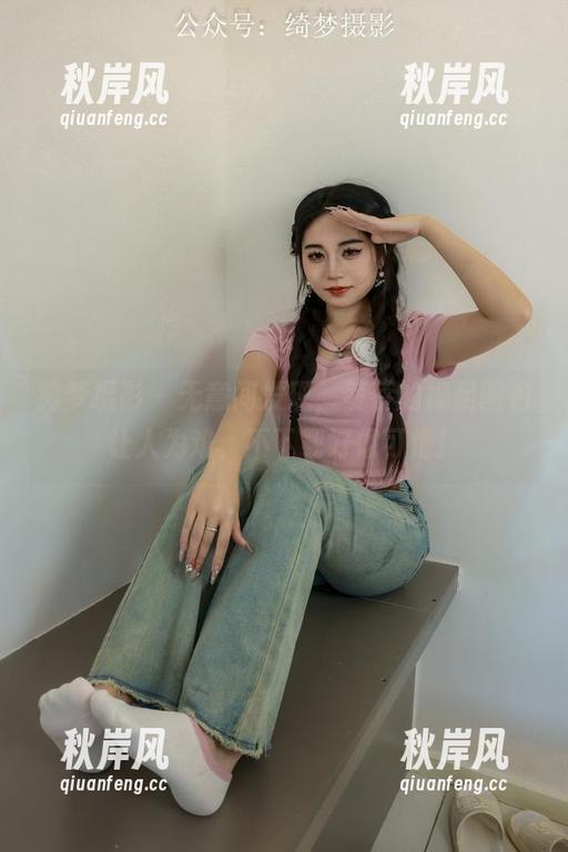 绮梦摄影 - 无意间发现，蔡蔡的裸足图包让人为难，不下载好像可惜！