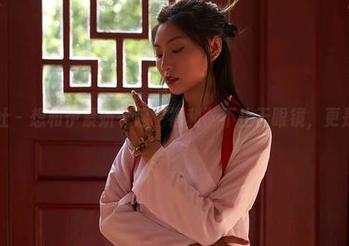 蜜桃社 - 想和伊素妍一起“福利”不止于眼镜，更是眼神