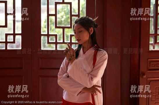 蜜桃社-伊素妍 蜜桃社 - 想和伊素妍一起“福利”不止于眼镜,更是眼神