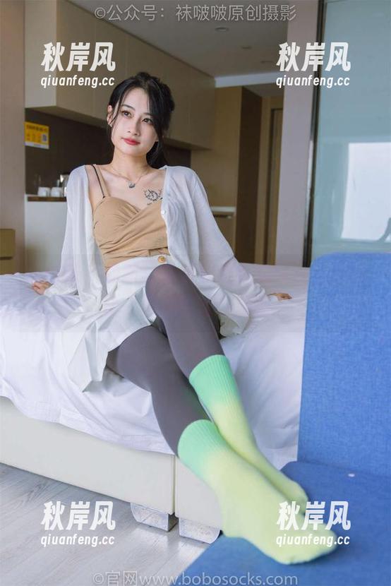 袜啵啵 - 最新写真集里的小甜豆，正好睡着，真羡慕这份悠哉。