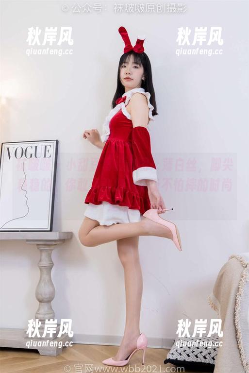 袜啵啵 - 小甜豆写真套图：薄白丝，脚尖稳稳的，你敢不敢加入这场不怕摔的时尚运动？