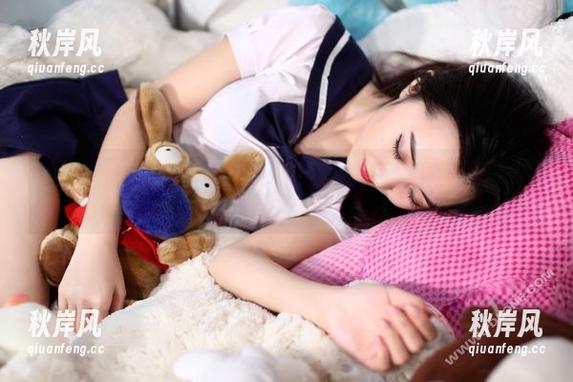 轰趴猫 - 天台+Ellie艾栗栗=把那个吊灯也搬过来私拍图包中的尴尬！