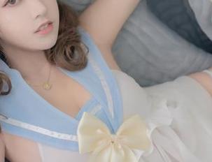 就在这种灰丝的写真中,过期米线线喵总能让我捕捉到那种微妙的意境。