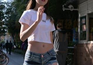 魔镜街拍 - 看艾小青如何轻松驾驭超短裙与肉丝,在精选图片中闪耀