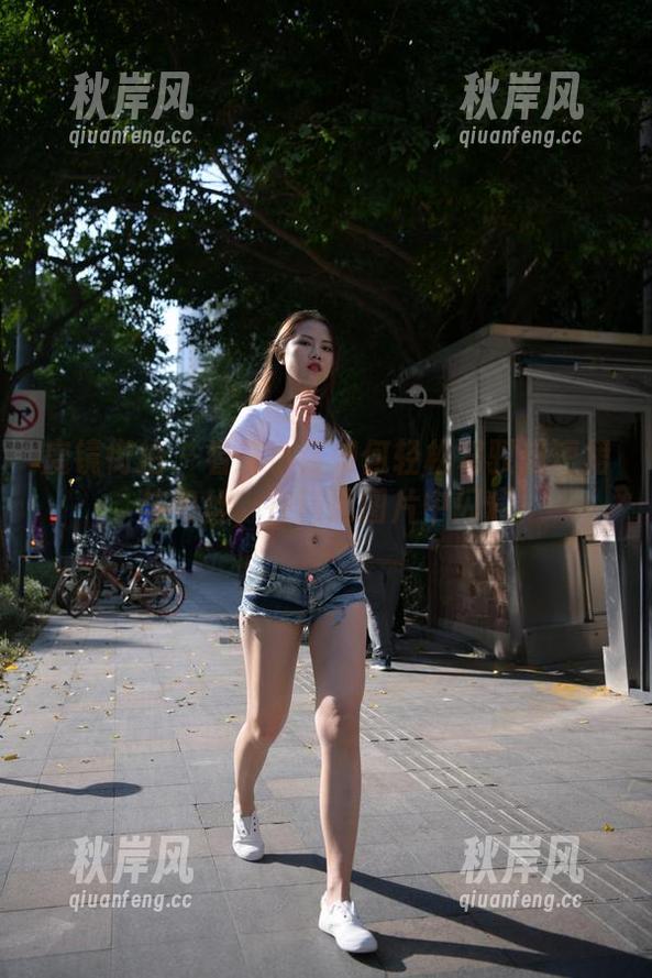魔镜街拍 - 看艾小青如何轻松驾驭超短裙与肉丝，在精选图片中闪耀