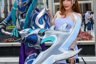 定制每一个角度,魔镜街拍灰色紧身裙徒步出场!