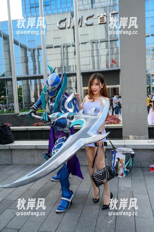 魔镜街拍 定制每一个角度,魔镜街拍灰色紧身裙徒步出场!